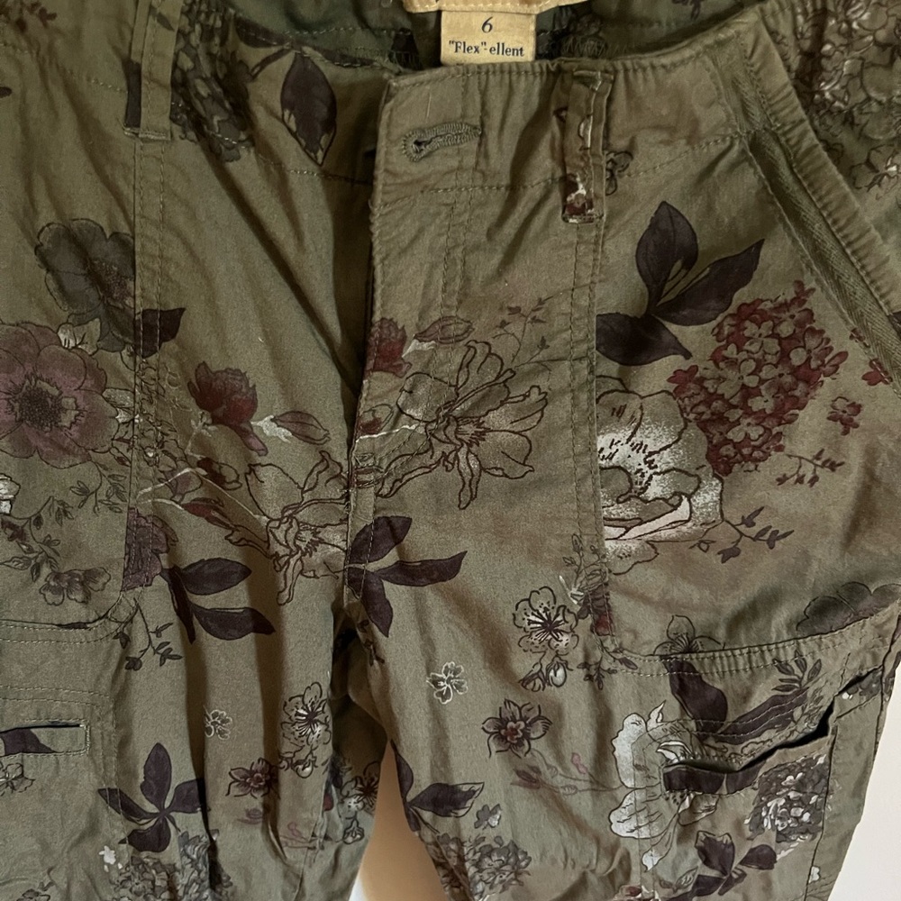 Democracy size 6 flex excellent green floral camo crop pants